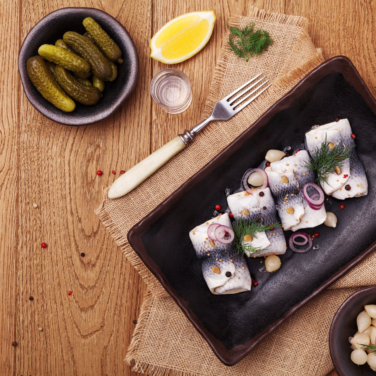 Pečeni zvitki iz fileja brancina s čebulicami v kisu