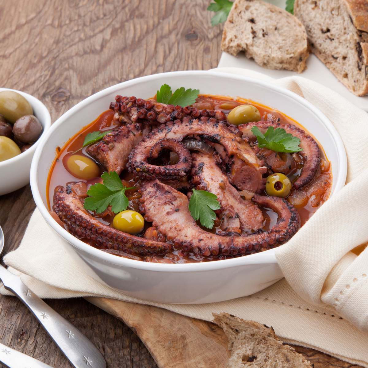 Hobotnica v omaki z olivami in kaprami