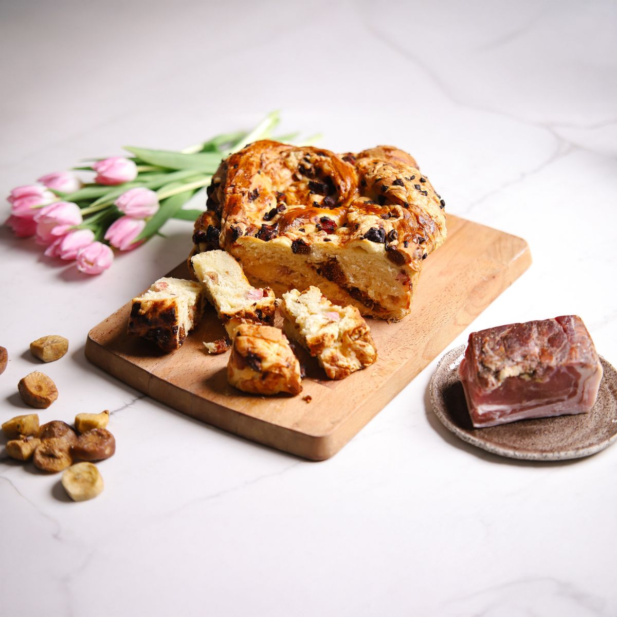 Babka s speckom in suhimi figami