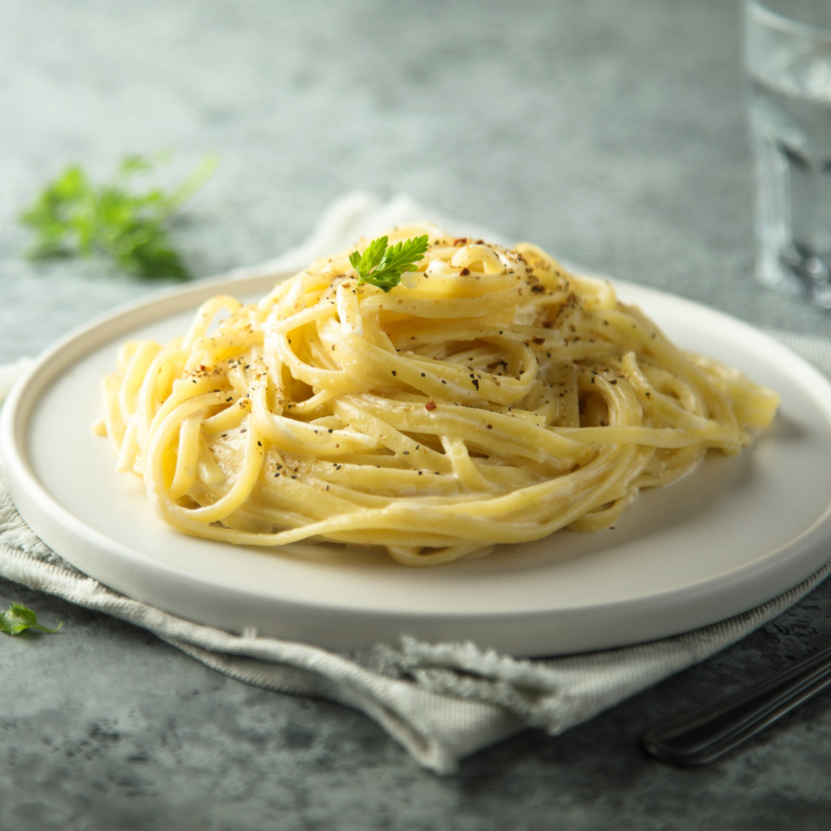 Rezanci s sirom in poprom (“Cacio e pepe”)