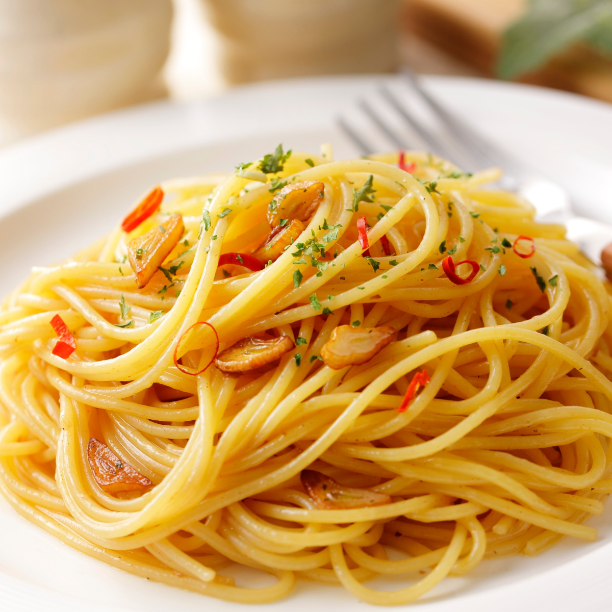 Špageti s česnom, oljem in čilijem (“Aglio, olio, peperoncino”)