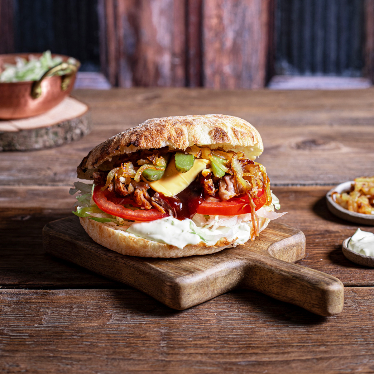 Žar mojstri: BBQ natrgana rebrca v lepinju